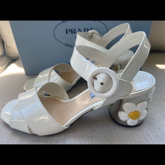 Worn once Prada white patent leather sandals with flowered heel - Picture 4 of 7